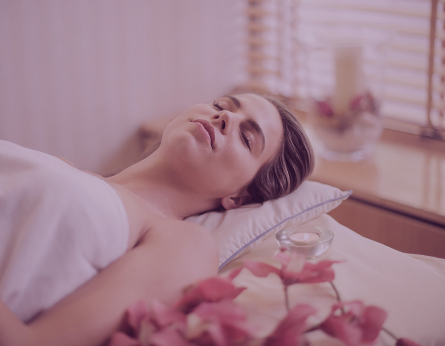 Schönheitsbehandlungen - Klassische Gesichtsbehandlung für Damen - Violetta Neumann